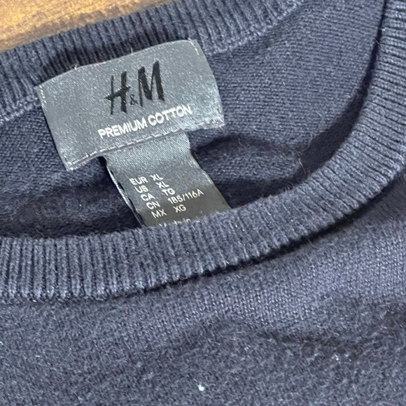 H&M Abstract Shape Sweater - Picture 2 of 5